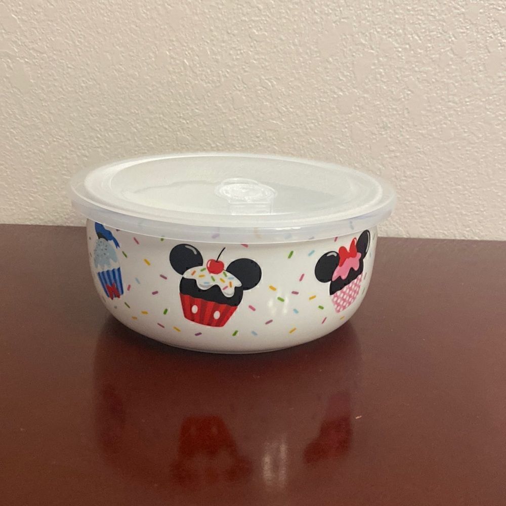 🧁🧁Disney Mickey and friends cupcakes Brand New Disney Bowl with lid